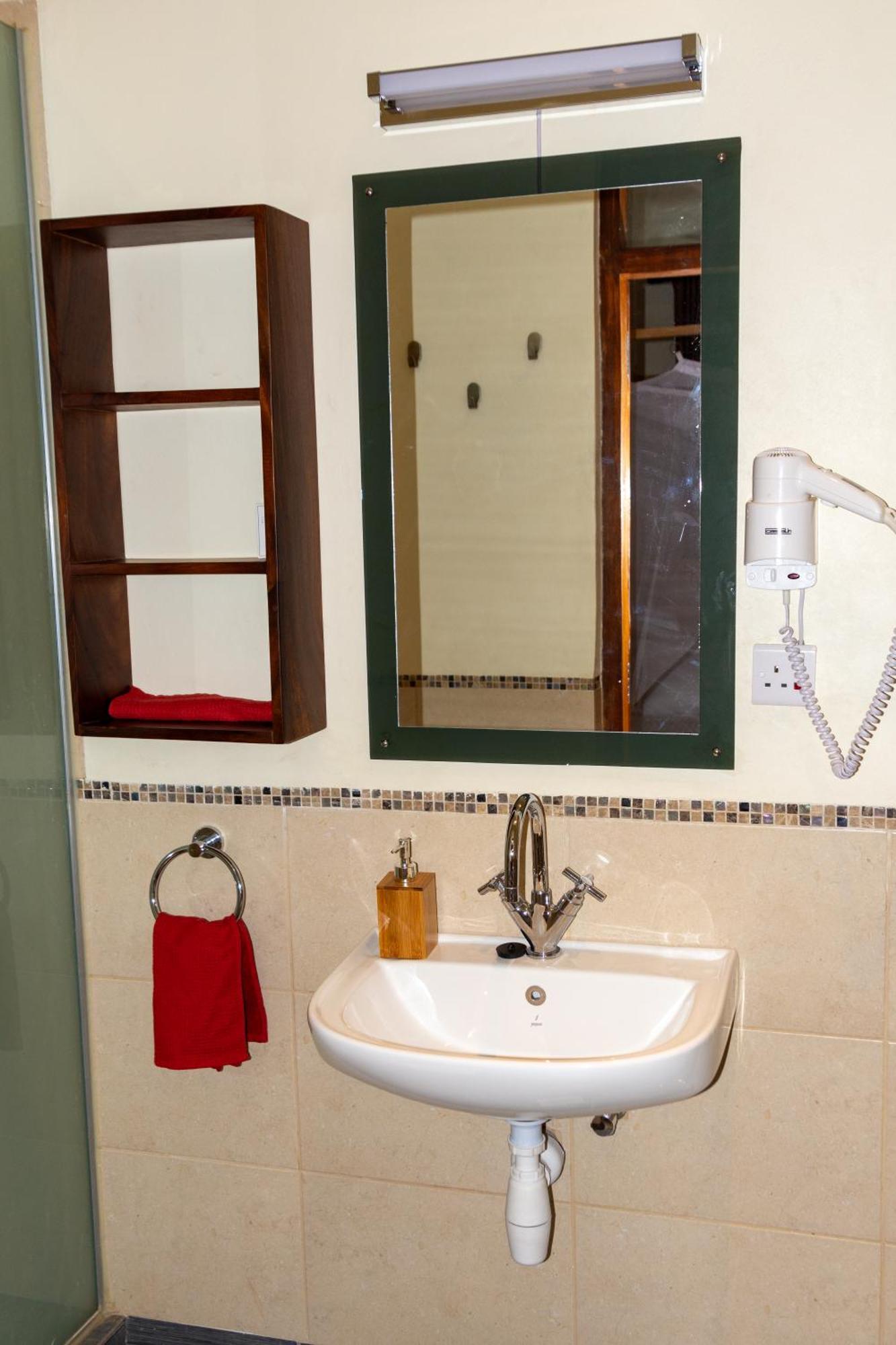 Dutchess Hotel And Restaurant Fort Portal Ngoại thất bức ảnh