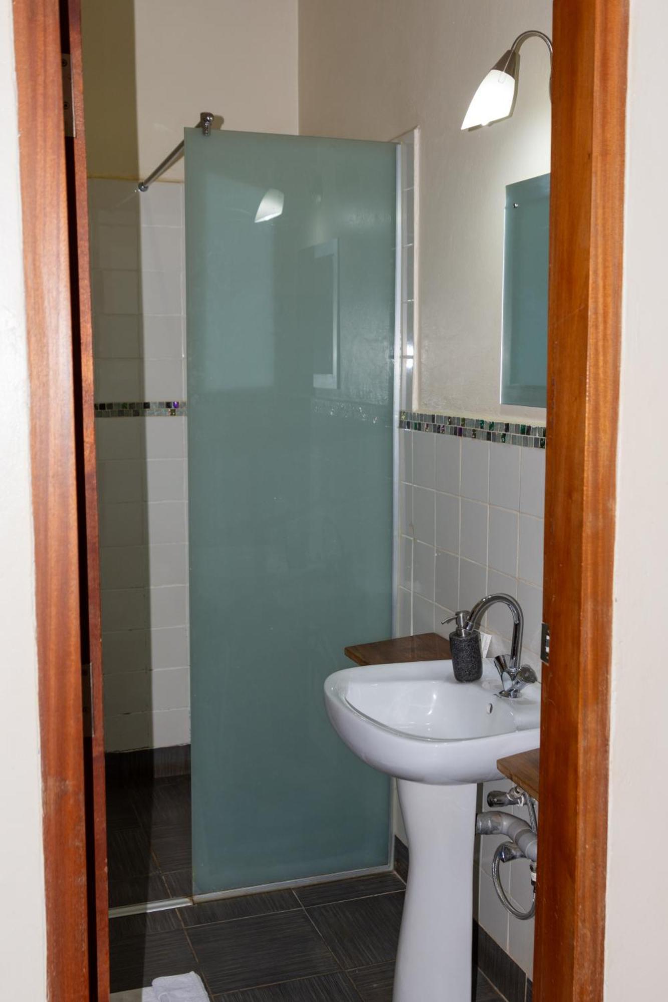 Dutchess Hotel And Restaurant Fort Portal Ngoại thất bức ảnh
